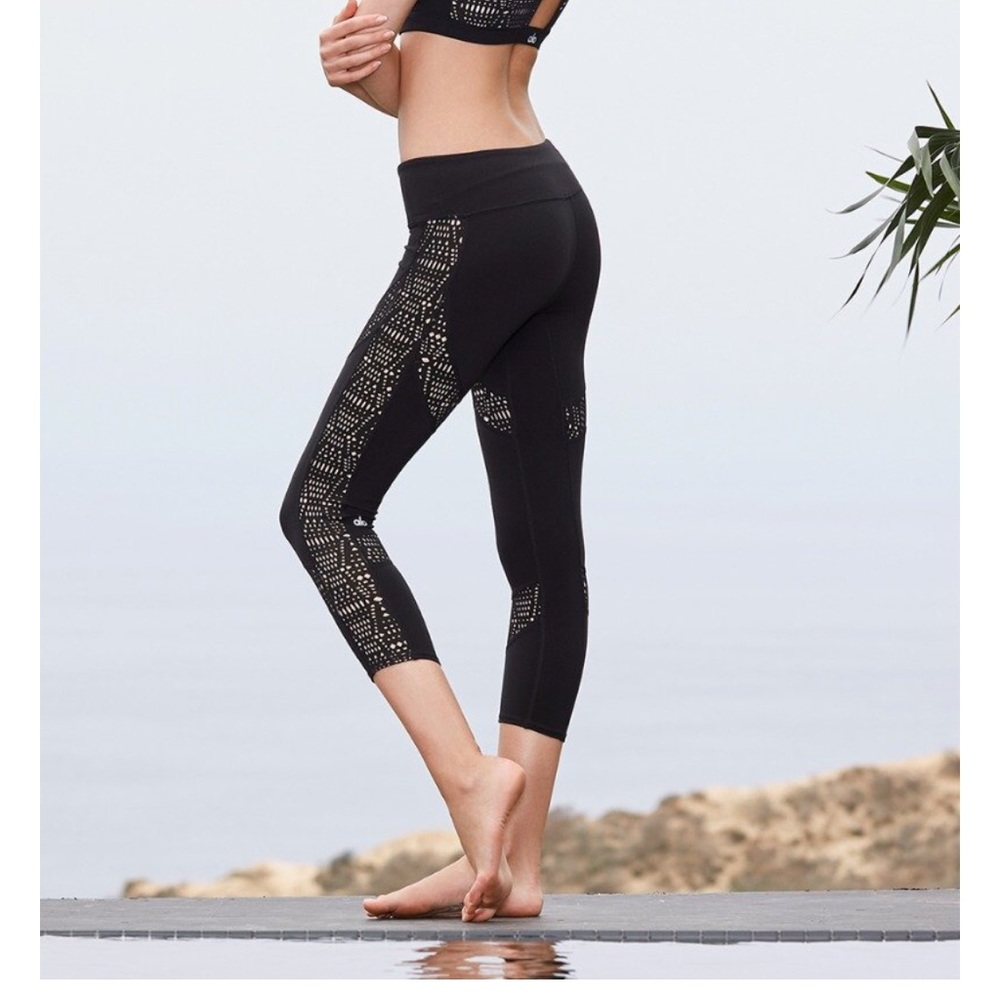 Alo Yoga- Charm Capri leggings